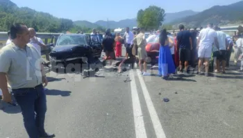 Dy automjete përplasen në Rrugën e Kombit, 2 të plagosur