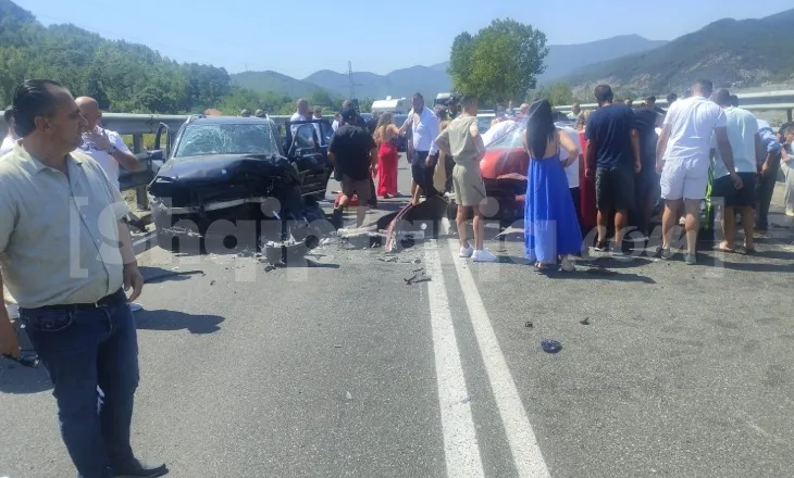 Dy automjete përplasen në Rrugën e Kombit, 2 të plagosur