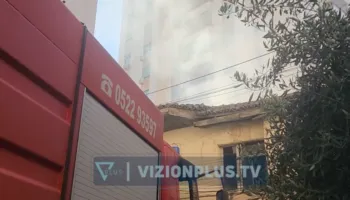 Dy banesa përfshihen nga zjarri në Durrës