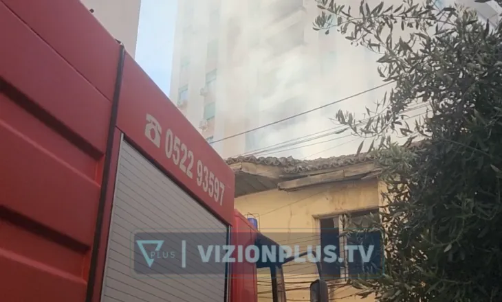 Dy banesa përfshihen nga zjarri në Durrës