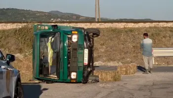 Dy mjete përplasen në Fier, përmbyset kamionçina, plagoset pasagjeri
