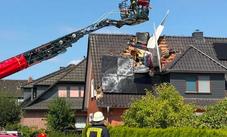 Dy persona humbin jetën në Gjermani pasi avioni u përplas me çatinë e një banese