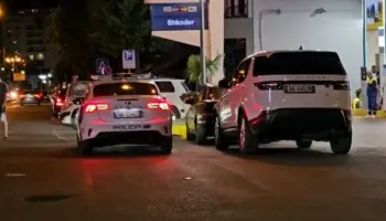 Dy persona rrahin efektivin e policisë në Shkodër, e godasin me grushte pas një konflikti