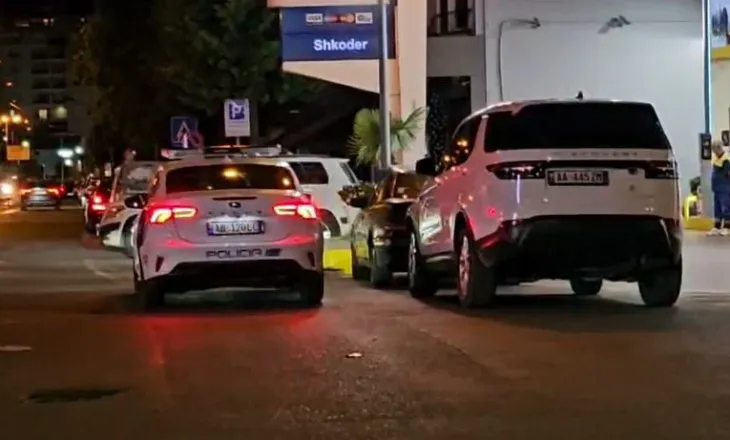 Dy persona rrahin efektivin e policisë në Shkodër, e godasin me grushte pas një konflikti