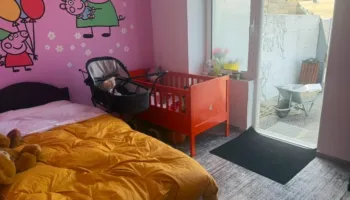 E dënuar për dhunë, lirohet nga qelia 34-vjeçarja që u burgos bashkë me foshnjën 1-vjeçe