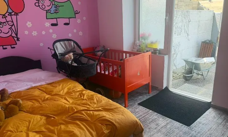 E dënuar për dhunë, lirohet nga qelia 34-vjeçarja që u burgos bashkë me foshnjën 1-vjeçe