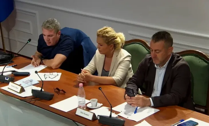 “E gjete lepurin në ferrë?”, Gjinkuri përplaset me Ulsi Manjën: Më jep fjalën ose po largohem…