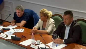 “E gjete lepurin në ferrë?”/ Plas sherri në PS, Gjinkuri përplaset me Manjën dhe braktis Komisionin e Ligjeve