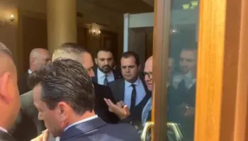 “E kam shlyer dënimin”, Agron Shehaj përplaset me Gardën, nuk lejohet të futet në Parlament