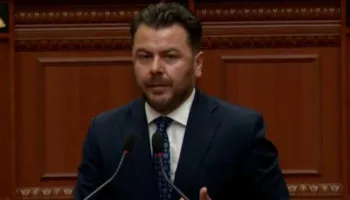 “E keni kthyer vendin në këtë derexhe”/ Kapri “shpërthen” në Kuvend: Mendoni se jeni pronarë të Shqipërisë