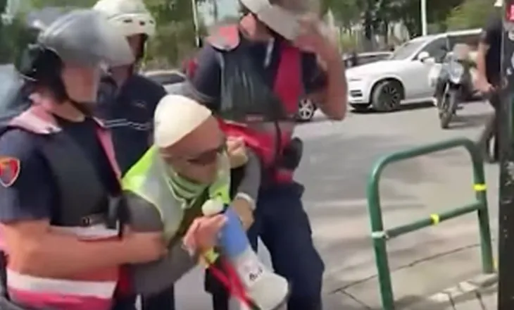 E mbajtën disa orë në Komisariat! Lirohen organizatori Arben Kola dhe një tjetër protestuese