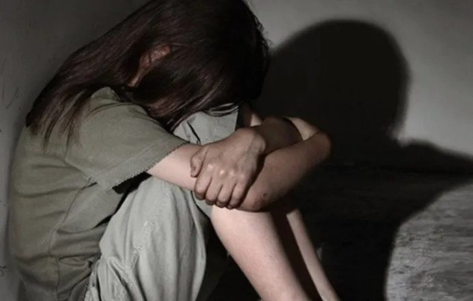 E mitura shqiptare përdhunohet nga bashkëkombasi i saj në Greqi, 14-vjeçari edhe e filmoi