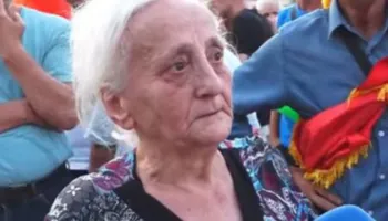 E moshuara: Më kanë vjedhur shtëpinë, djalin e kam në burg
