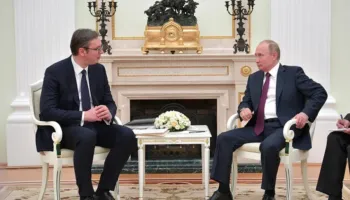 E përditshmja zvicerane: Vuçiq u premton qytetarëve miliona euro për të vazhduar qeverisjen si idhulli i tij Putini
