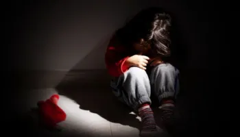 E rëndë/ Dyshohet se dhunoi 2-vjeçarin, arrestohet edukatorja
