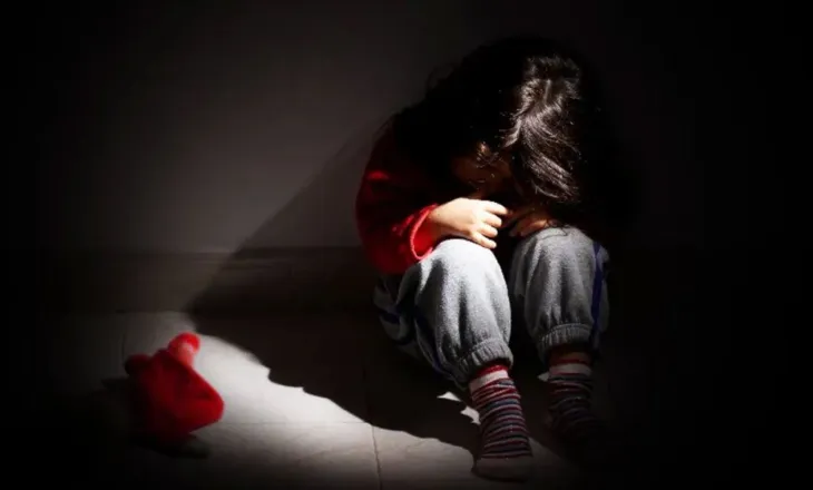 E rëndë/ Dyshohet se dhunoi 2-vjeçarin, arrestohet edukatorja