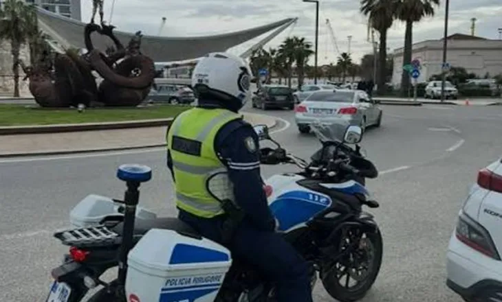 E rëndë në Durrës/ 40-vjeçari plagos me thikë bashkëshorten, shpallet në kërkim