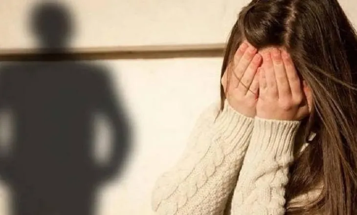 E rëndë në Greqi! E mitura shqiptare abuzohet seksualisht nga bashkëkombësi 14-vjeçar! Adoleshenti bëri edhe video