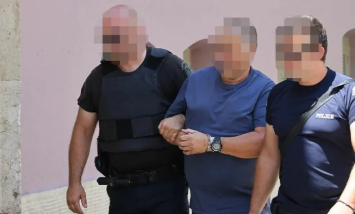 E rëndë në Greqi! I irrituar nga zhurma, tentoi të mbysë fëmijën, 58-vjeçari përfundon në pranga