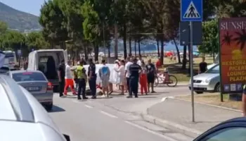 ​E rëndë në Vlorë/ E moshuara bie nga autobusi, dërgohet në spital në gjendje të rëndë