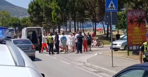 ​E rëndë në Vlorë/ E moshuara bie nga autobusi, dërgohet në spital në gjendje të rëndë