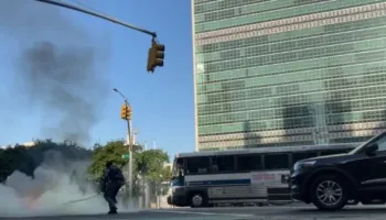 E rëndë, një burrë i vë flakën vetes pranë selisë së OKB-së në New York