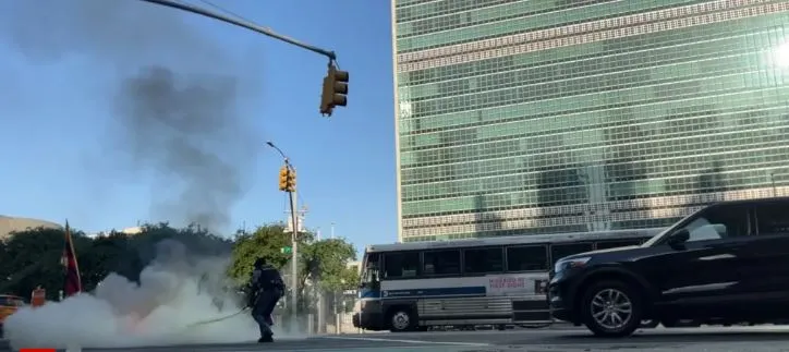 E rëndë, një burrë i vë flakën vetes pranë selisë së OKB-së në New York