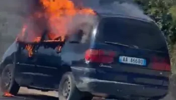 E rëndë/ Përfshihet nga flakët makina në autostradën Laç-Fushë Krujë, fatmirësisht nuk ka të lënduar