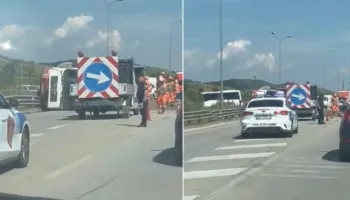 E rëndë/ Përmbyset kamioni me inerte në aksin Elbasan-Peqin, shpëton mrekullisht shoferi, vështirësohet trafiku