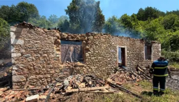 E RËNDË – Tragjedia në Domen të Postribës, flakët e banesës i marrin jetën nënës dhe dy fëmijëve të mitur