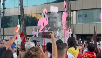 ‘Edhe 100 vite në burg’, Protestuesit me tortë për ditëlindjen e Ramës i këndojnë: Shumë burg për ty!