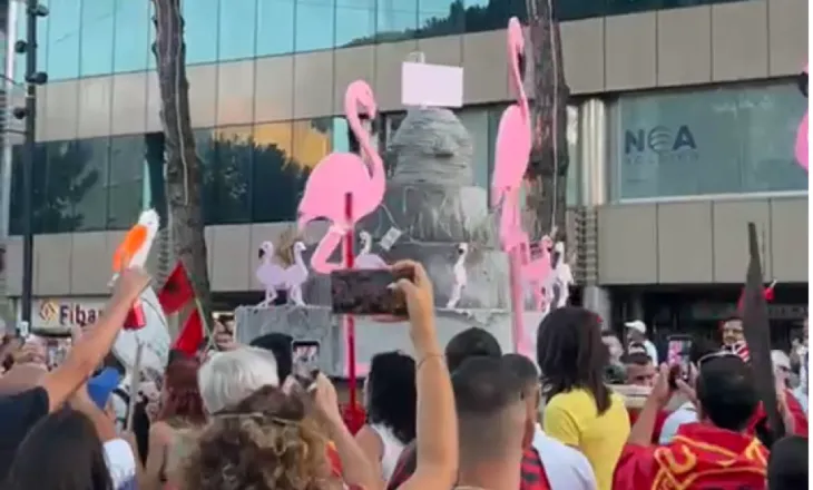 ‘Edhe 100 vite në burg’, Protestuesit me tortë për ditëlindjen e Ramës i këndojnë: Shumë burg për ty!