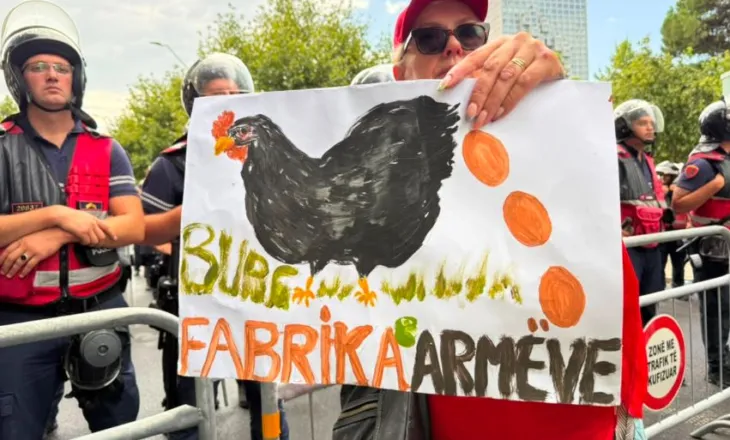 “Edi Rama i pabesë, ju me gaz ne me vezë!” Qytetarët ‘armatosen’ me domate e speca para Parlamentit