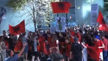 “Edi Rama jep dorëheqjen”/ Qytetarët vijojnë marshimin në rrugët e Tiranës: Parlamenti i krimit
