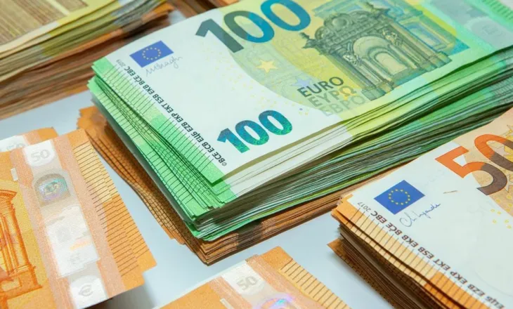 Efektet sezonale, Euro arrin një tjetër minimum historik, zbret në 93.8 lekë