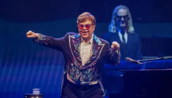 Elton John, përtej skenës: kanceri, frika nga vdekja dhe forca për të nisur sërish