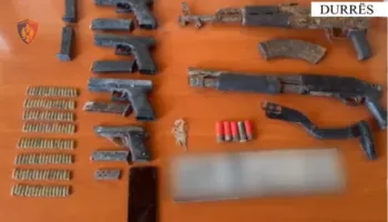 EMRI/ Dyshohet se furnizonte grupet kriminale/ Zbulohet arsenali me armë në Manzë, arrestohet 20-vjeçari