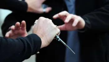 EMRI/ Njerku plagos me thikë 18-vjeçarin në Korçë, arrestohet autori