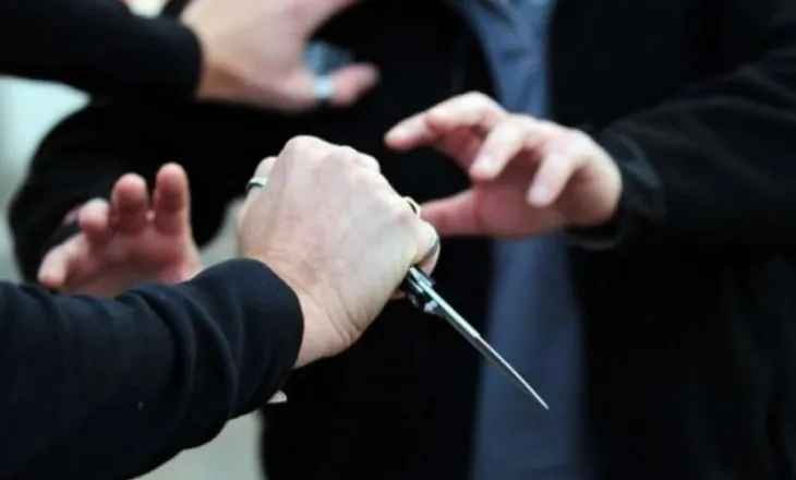 EMRI/ Njerku plagos me thikë 18-vjeçarin në Korçë, arrestohet autori