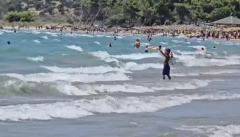 Erë e fortë në plazhet e Vlorës, autoritetet paralajmërojnë pushuesit