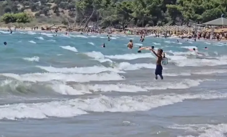Erë e fortë në plazhet e Vlorës, autoritetet paralajmërojnë pushuesit