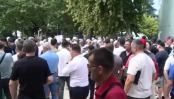 Erion Braçe bib*lushi, la la la la”, protestuesit nisen drejt hyrjes së parlamentit kur shfaqet deputeti i PS