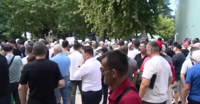 Erion Braçe bib*lushi, la la la la”, protestuesit nisen drejt hyrjes së parlamentit kur shfaqet deputeti i PS