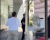 Erion Braçe përplaset me gazetarin dhe qytetarin në hyrje të Kuvendit: Ik bashkë me atë fundërrinën…