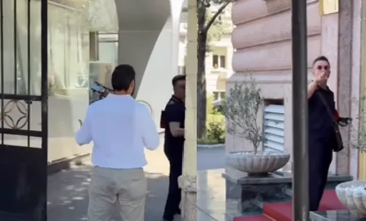 Erion Braçe përplaset me gazetarin dhe qytetarin në hyrje të Kuvendit: Ik bashkë me atë fundërrinën…