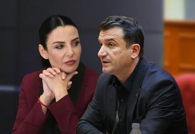 Erion Veliaj “mesazh” të fortë nga qelia klanit “Balluku”, rikthen në detyrë Alban Dokushin që e shkarkuan Ristani…