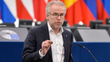 Eurodeputeti holandez: Vuçiç po përdor taktikën e autokratëve për të qëndruar në pushtet