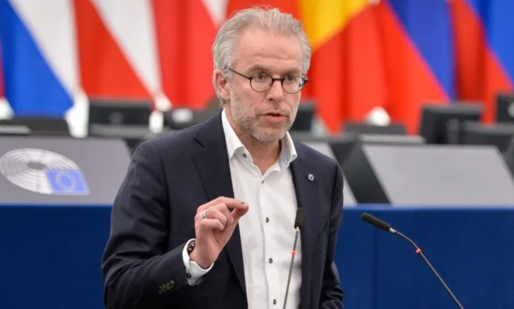 Eurodeputeti holandez: Vuçiç po përdor taktikën e autokratëve për të qëndruar në pushtet