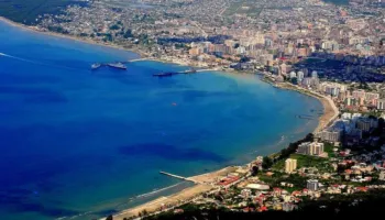 Europa “zbarkon” në Vlorë / Turistët e huaj preferojnë qytetin bregdetar për pushime