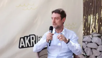 “Evropa fillon në shtëpi”, ministri Ferit Hoxha me të rinjtë në Jalë: Anëtarësimi në BE kërkon përfshirjen tuaj